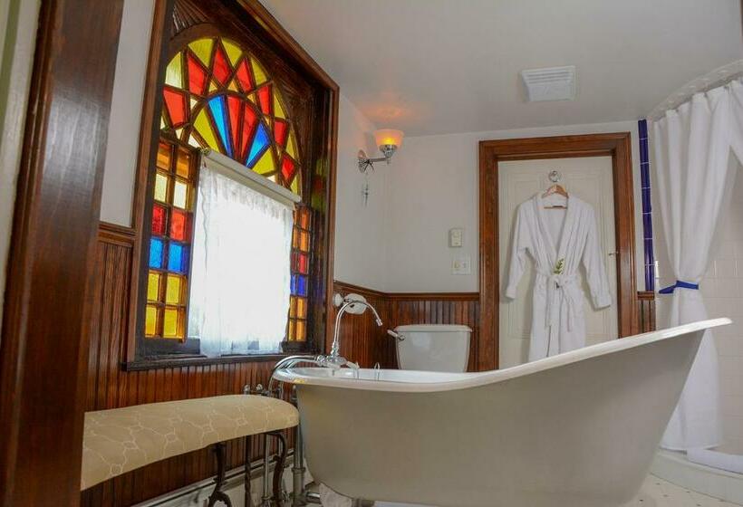 Люкс Повышенной Комфортности, The Towers Bed & Breakfast