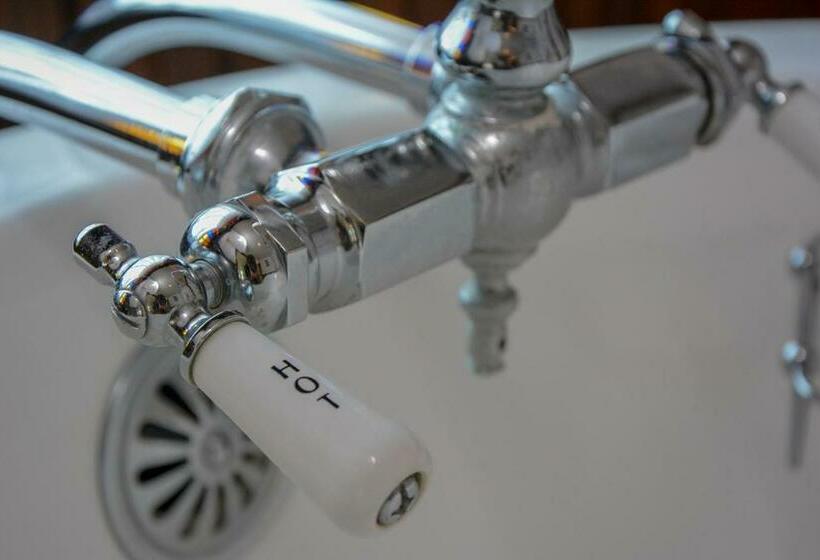 جناح ديلوكس, The Towers Bed & Breakfast