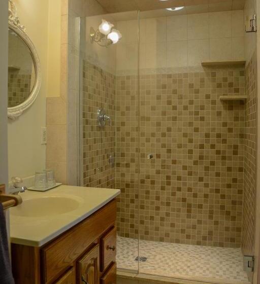 جناح, The Towers Bed & Breakfast