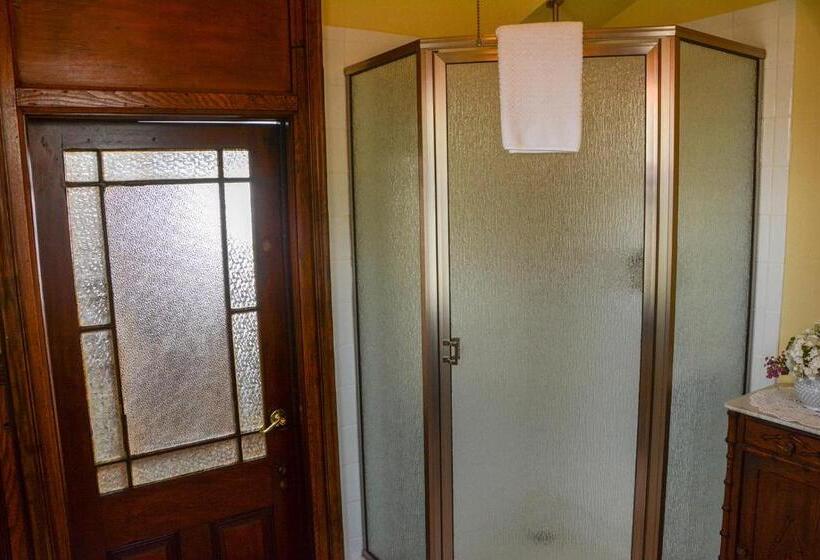 جناح, The Towers Bed & Breakfast