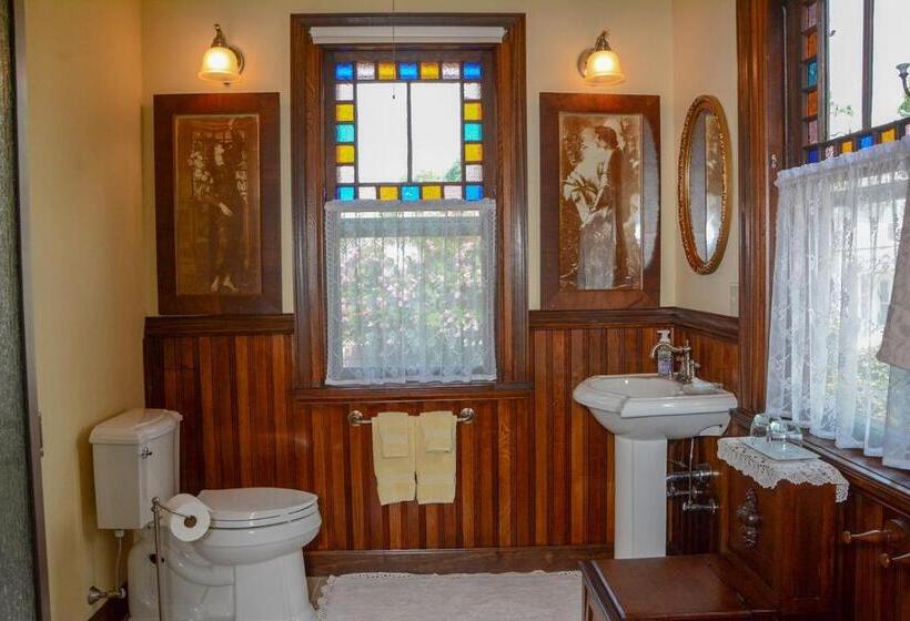 Люкс, The Towers Bed & Breakfast