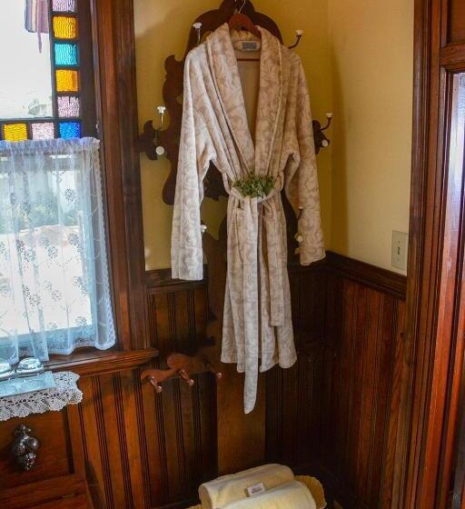 جناح, The Towers Bed & Breakfast