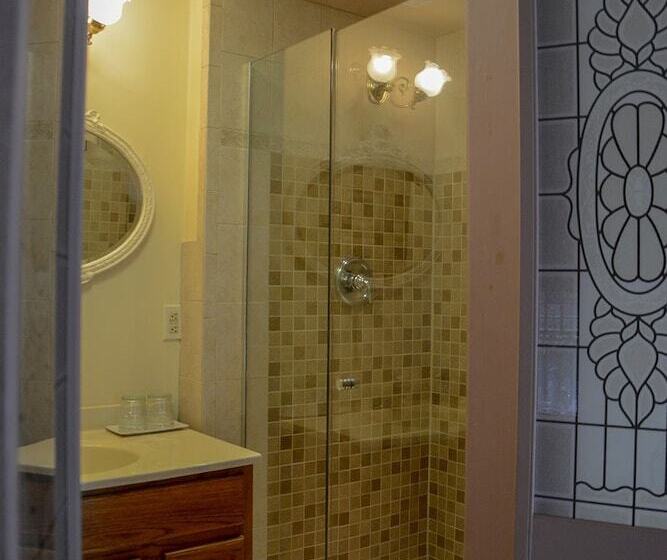 جناح, The Towers Bed & Breakfast