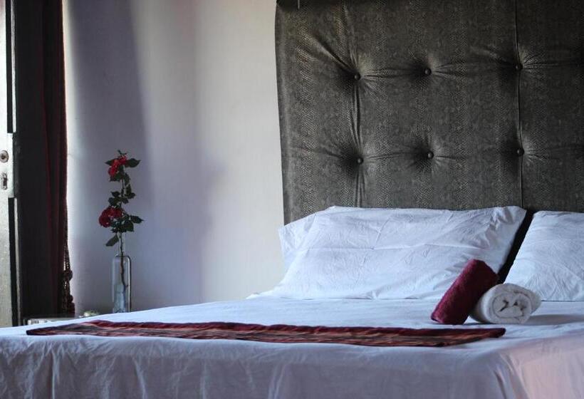 اتاق لوکس, El Castillo