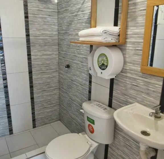 اتاق استاندارد چهارنفره با بالکن, Hosteria B Y B