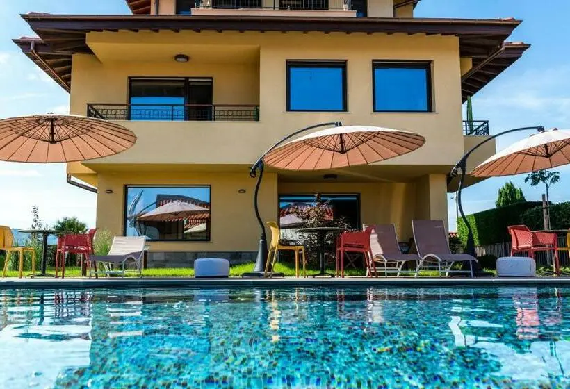 استودیو خانوادگی, Villa Em