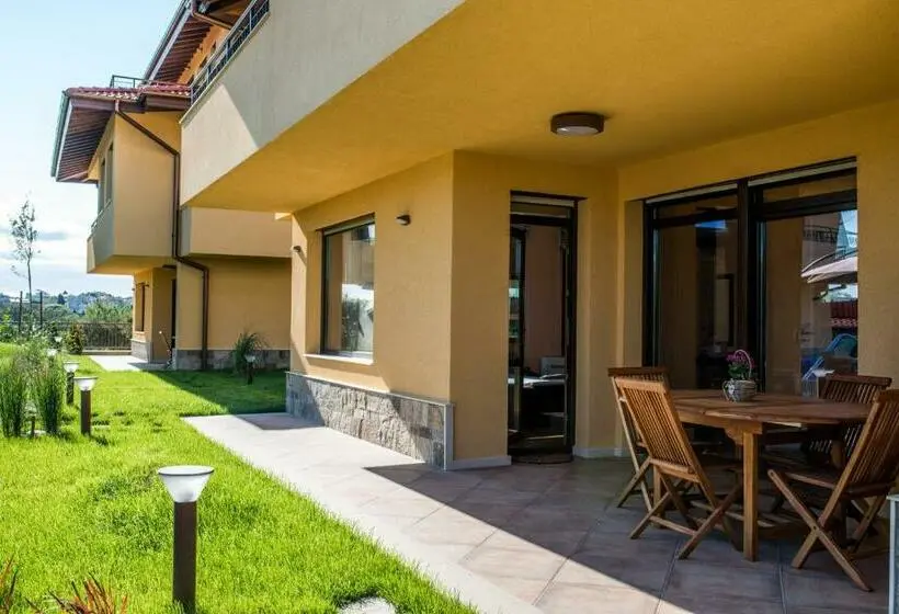 استودیو خانوادگی, Villa Em