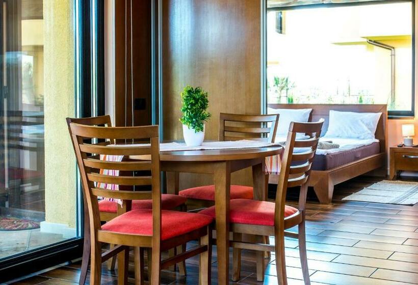 패밀리 스튜디오, Villa Em