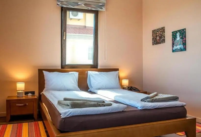 اتاق لوکس, Villa Em