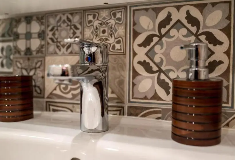 اتاق لوکس, Villa Em