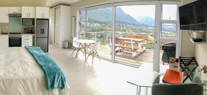 جناح ديلوكس, Mount Bay