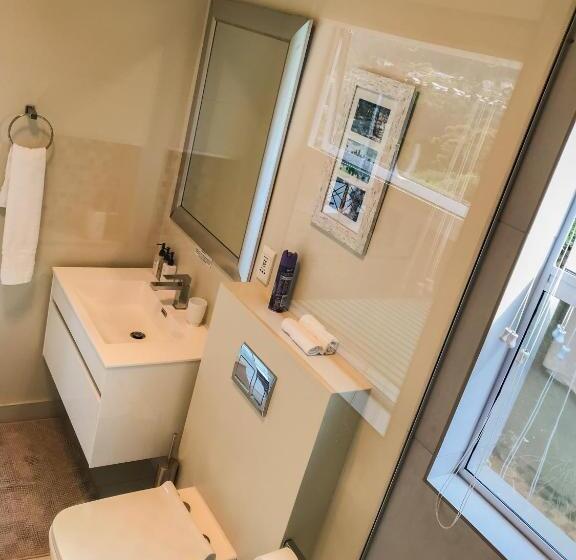 جناح مزوَّد بشرفة, Mount Bay