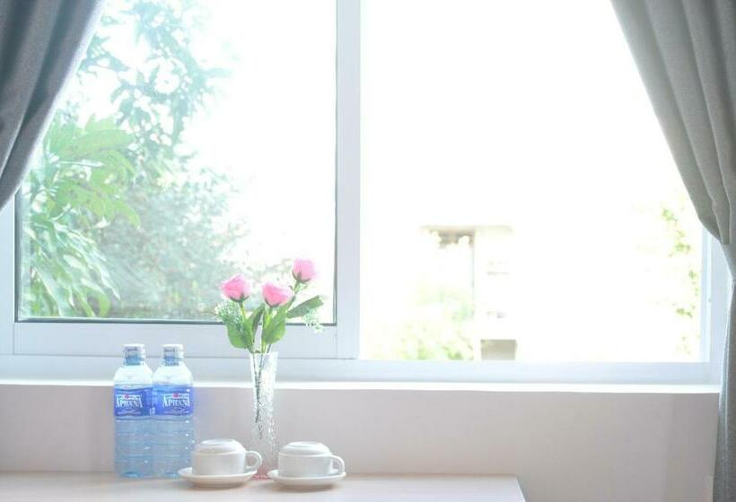 اتاق استاندارد چهارنفره با چشمانداز باغ, Bon Ami Hostel