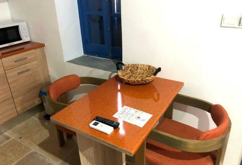 디럭스 룸, Lithos Studios