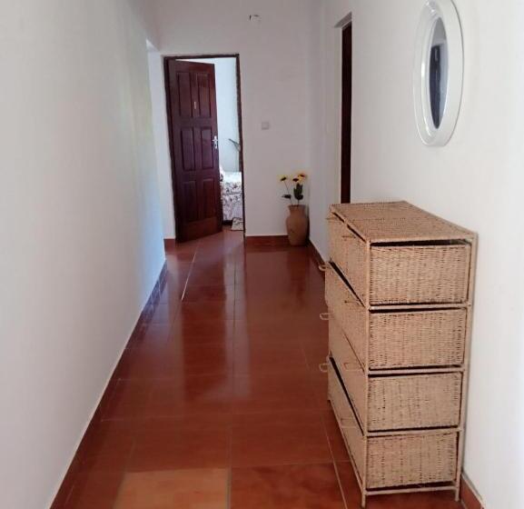 베이직 3인 룸, Landa's Guest House