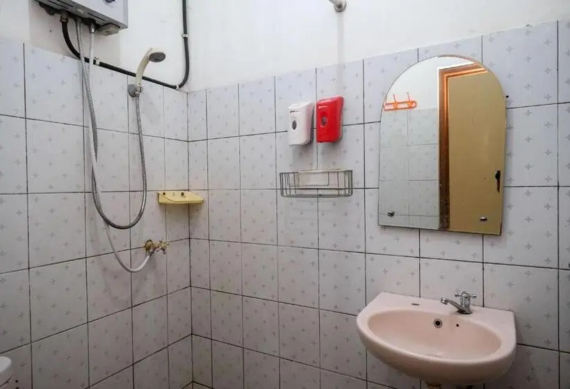 デラックスルーム, Reddoorz Near Jalan Wolter Monginsidi Manado