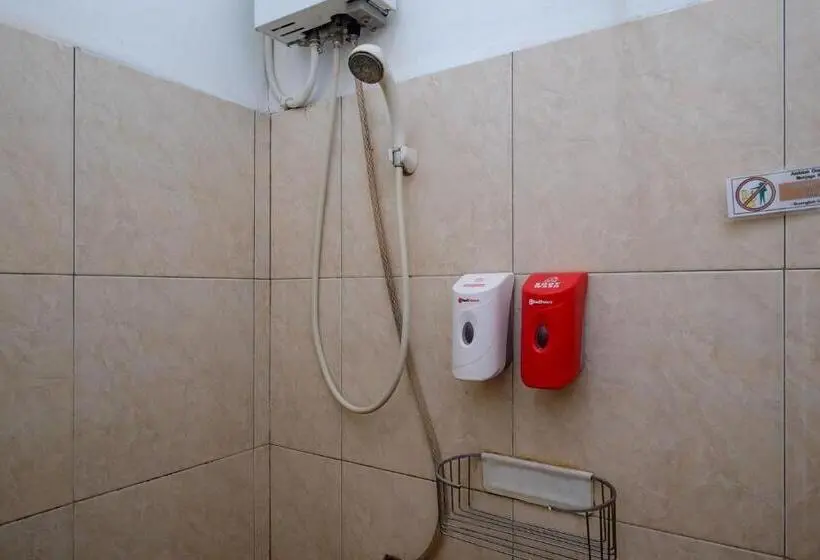 ファミリールーム, Reddoorz Near Jalan Wolter Monginsidi Manado
