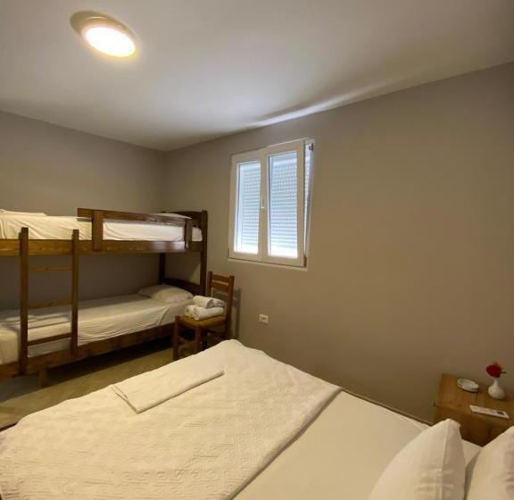 اتاق خانوادگی, Akropoli