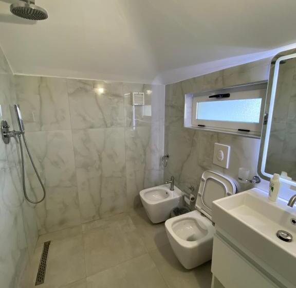 اتاق استاندارد با بالکن, Akropoli