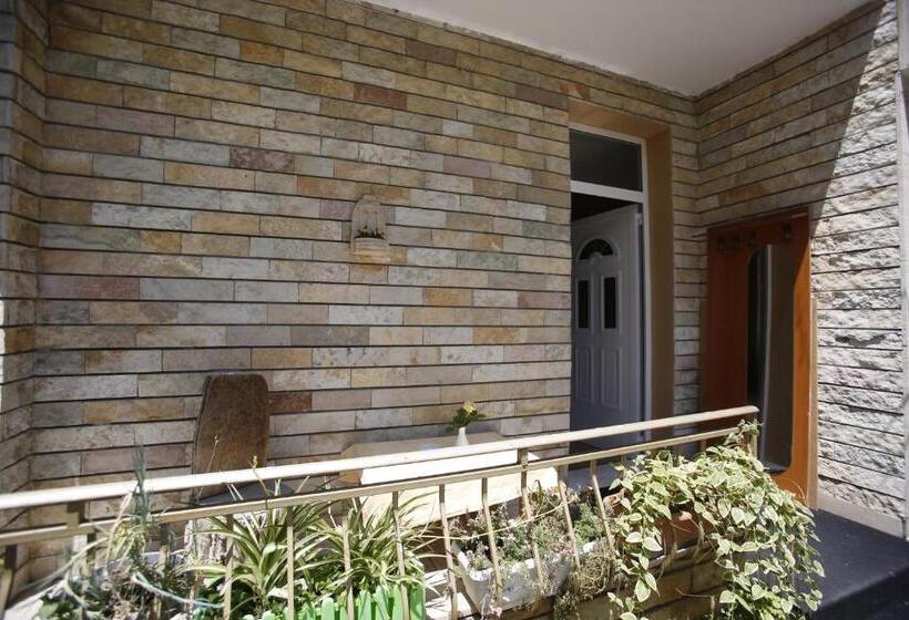 آپارتمان 1 خوابه با چشم‌انداز باغ, Akropoli