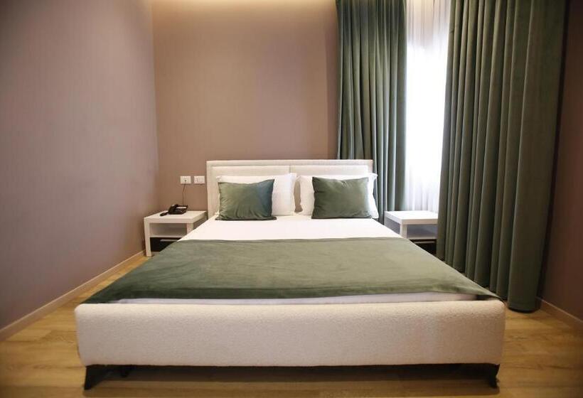 اتاق لوکس, Akropoli