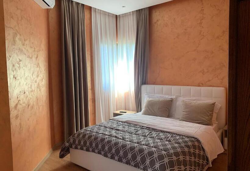 اتاق لوکس, Akropoli