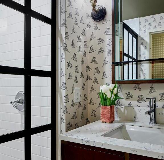 스위트 킹사이즈 침대, Graduate By Hilton Bloomington