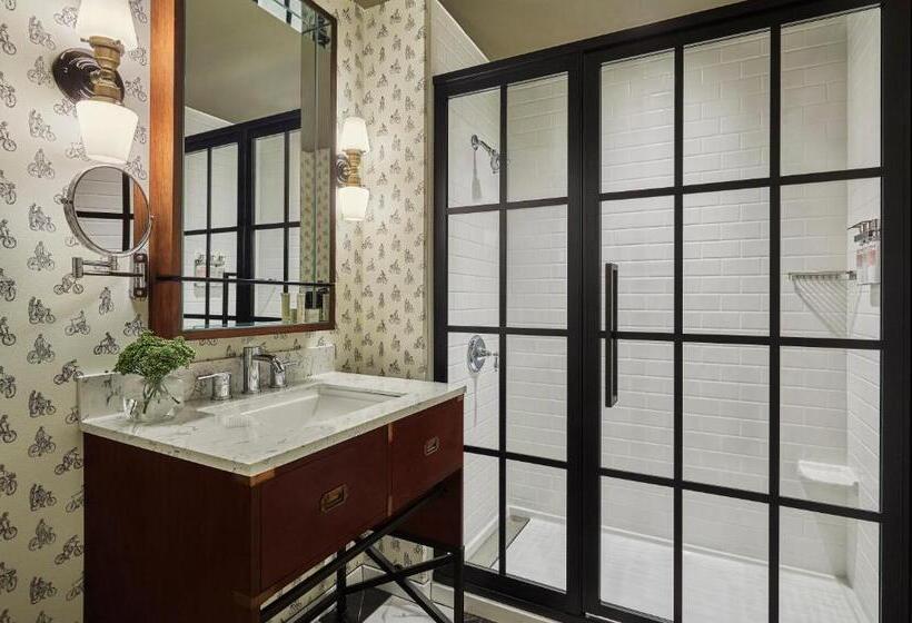 스위트 킹사이즈 침대, Graduate By Hilton Bloomington