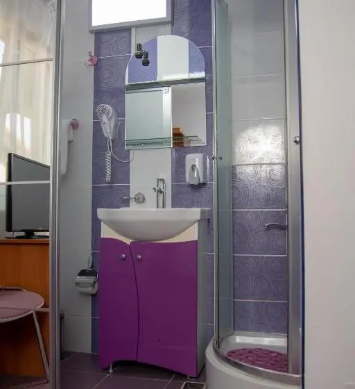 Pokój Ekonomiczny, Iris Boutique