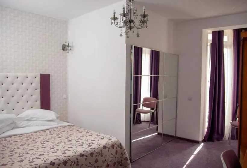 Pokój Ekonomiczny, Iris Boutique