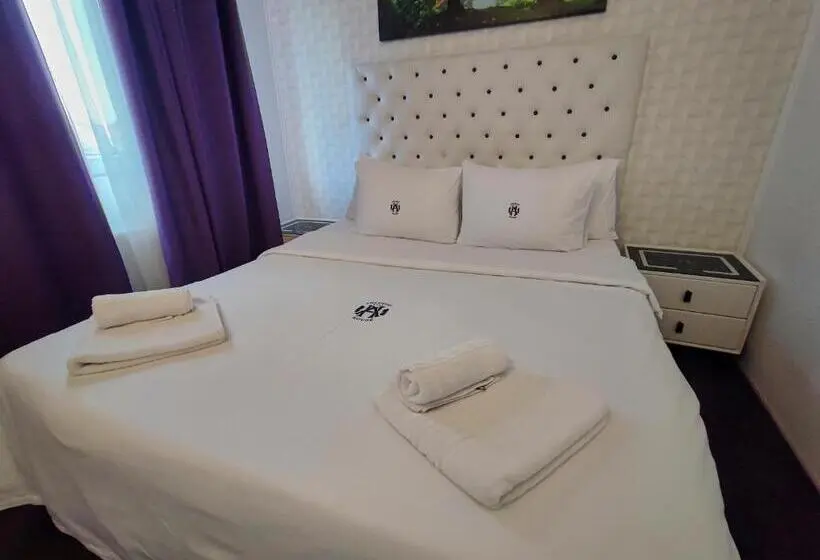 3 Bedroom Suite, Iris Boutique