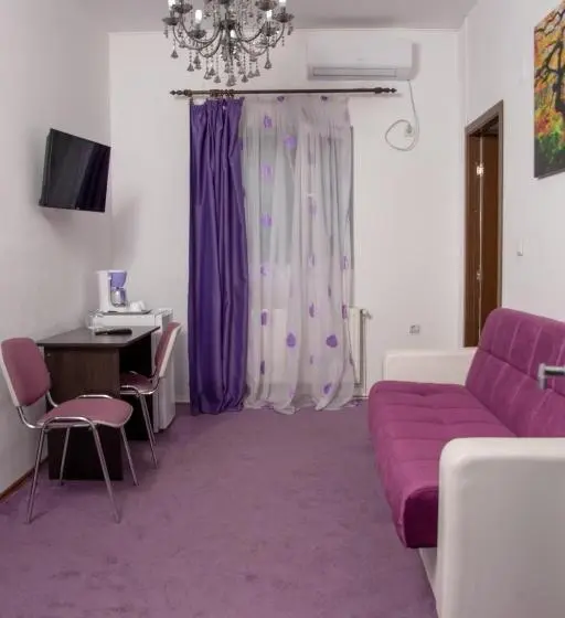 3 Bedroom Suite, Iris Boutique
