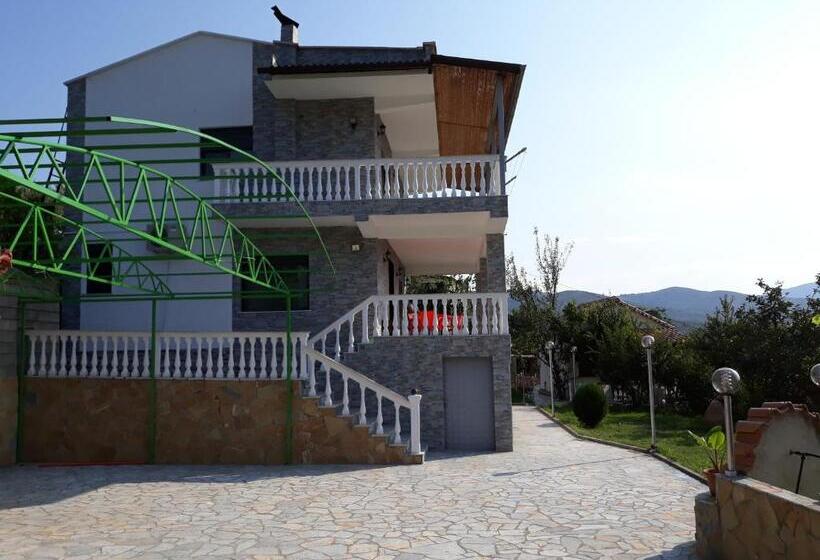 חדר משפחתי, Guest House Xhuljon