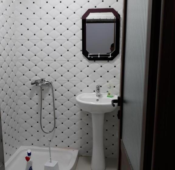 חדר משפחתי, Guest House Xhuljon