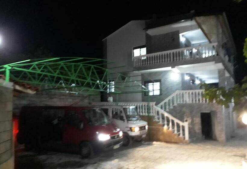 חדר משפחתי, Guest House Xhuljon