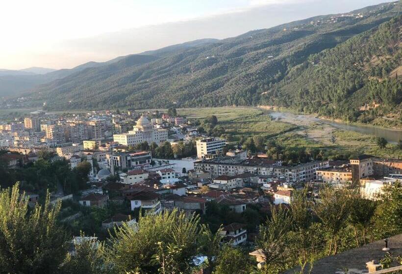 חדר בסיסי לשלושה, Guest House Xhuljon