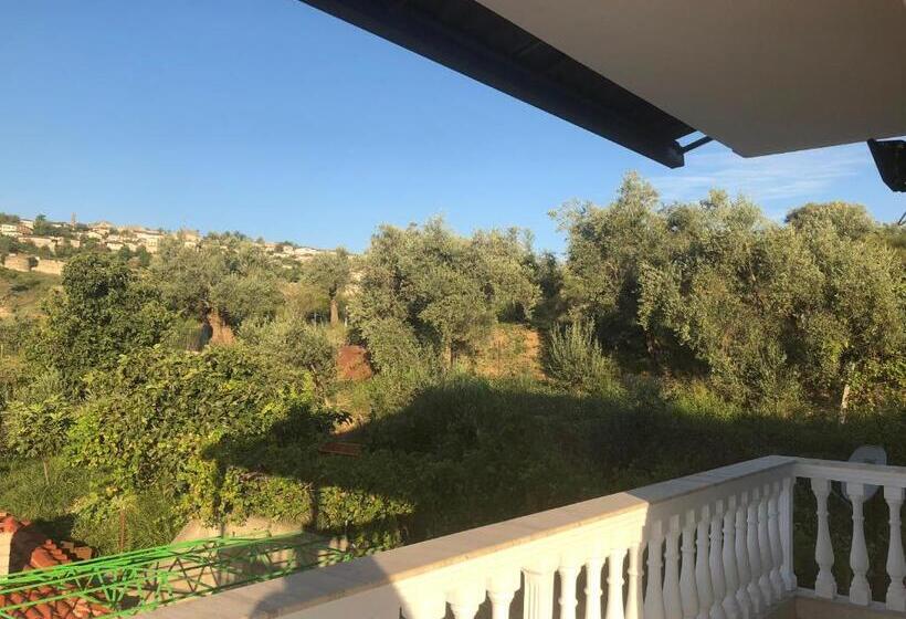 חדר בסיסי לשלושה, Guest House Xhuljon