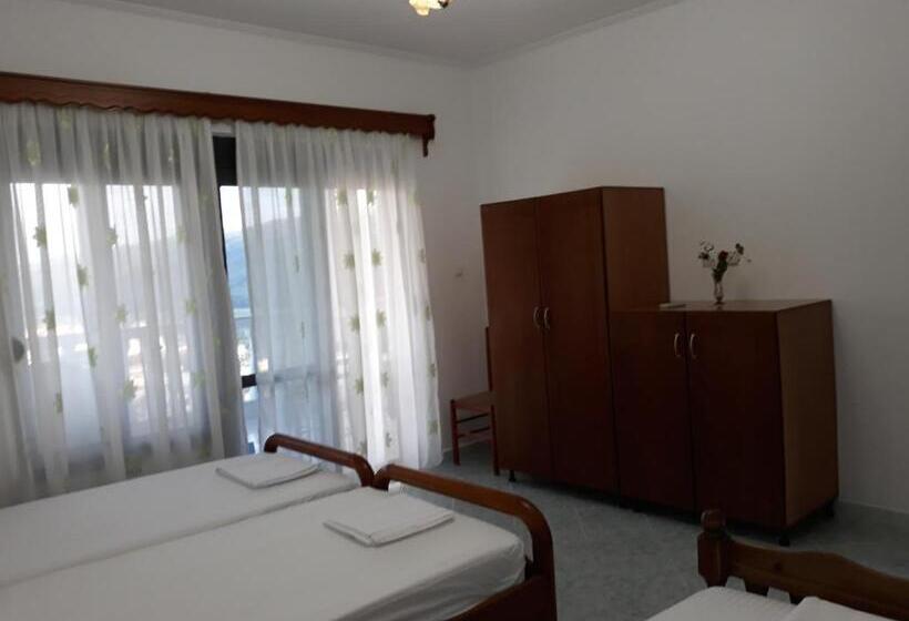 חדר סטנדרט לשלושה עם מרפסת, Guest House Xhuljon