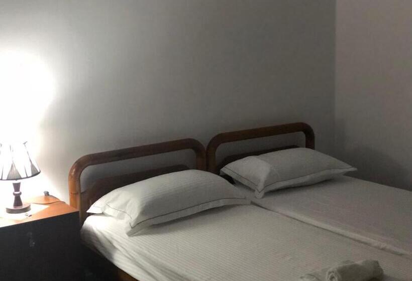 חדר סטנדרט לשלושה עם מרפסת, Guest House Xhuljon