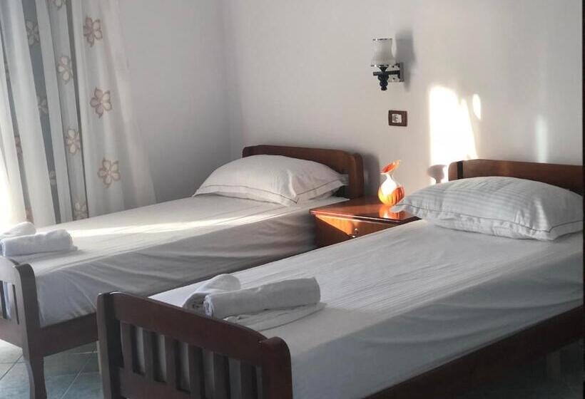 חדר סטנדרט לשלושה עם מרפסת, Guest House Xhuljon