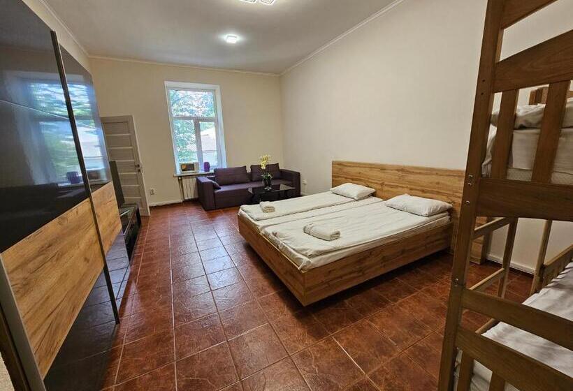 اتاق خانوادگی, Coin Apartments & Poshtel