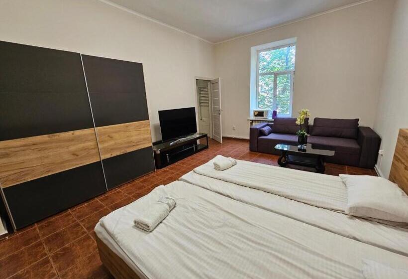 اتاق خانوادگی, Coin Apartments & Poshtel