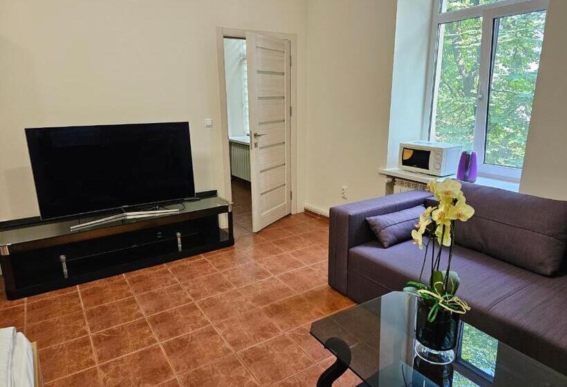 اتاق خانوادگی, Coin Apartments & Poshtel