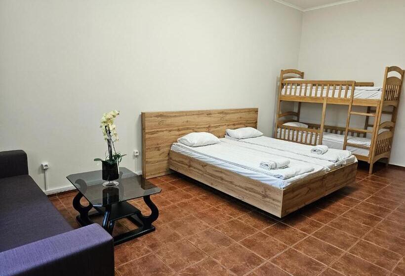 اتاق خانوادگی, Coin Apartments & Poshtel