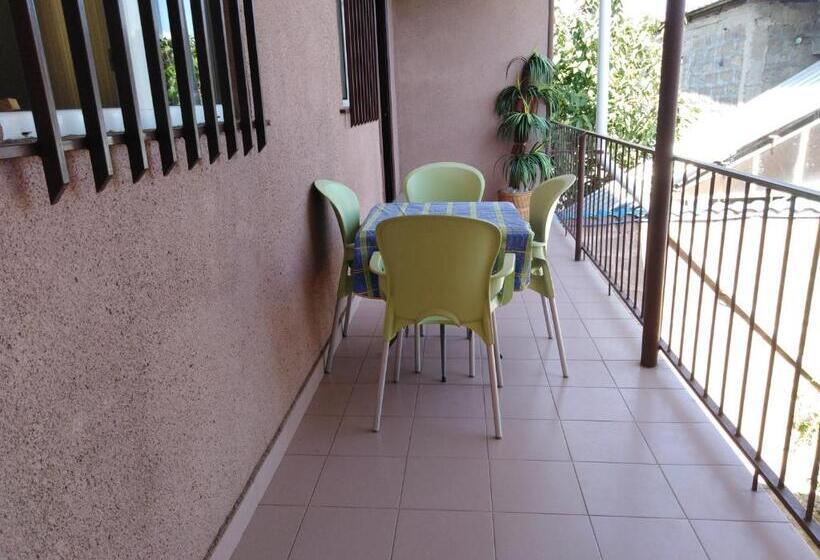 اتاق اجرایی سه نفره, Rest Guest House