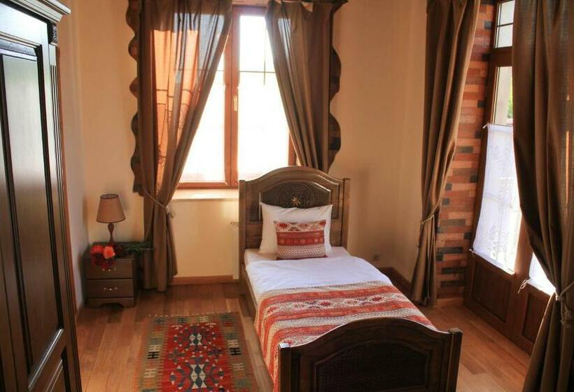 غرفة قياسية, Garni Hinyard