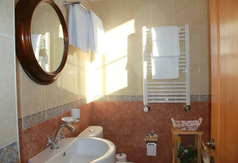 غرفة قياسية, Garni Hinyard