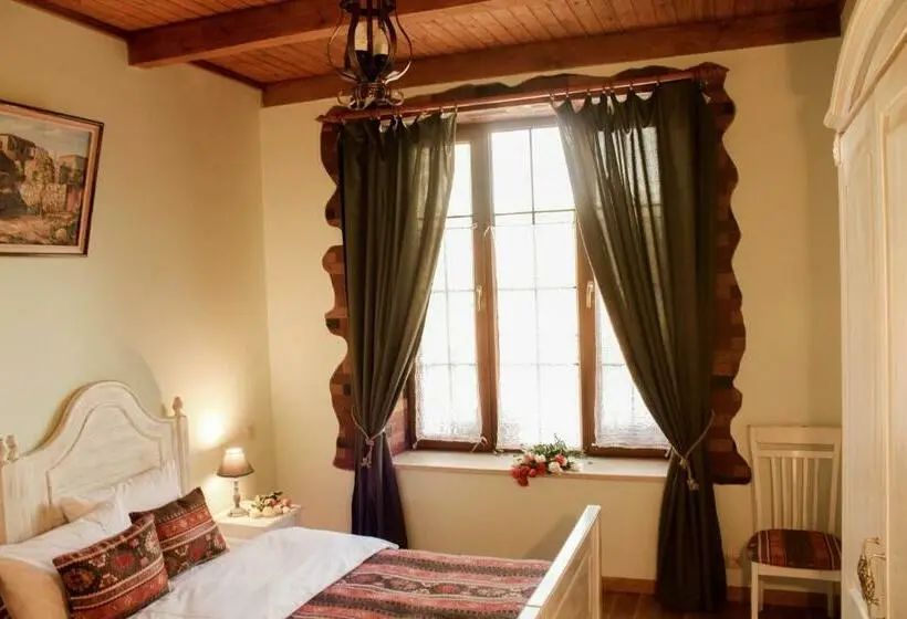 اتاق استاندارد با چشمانداز استخر, Garni Hinyard
