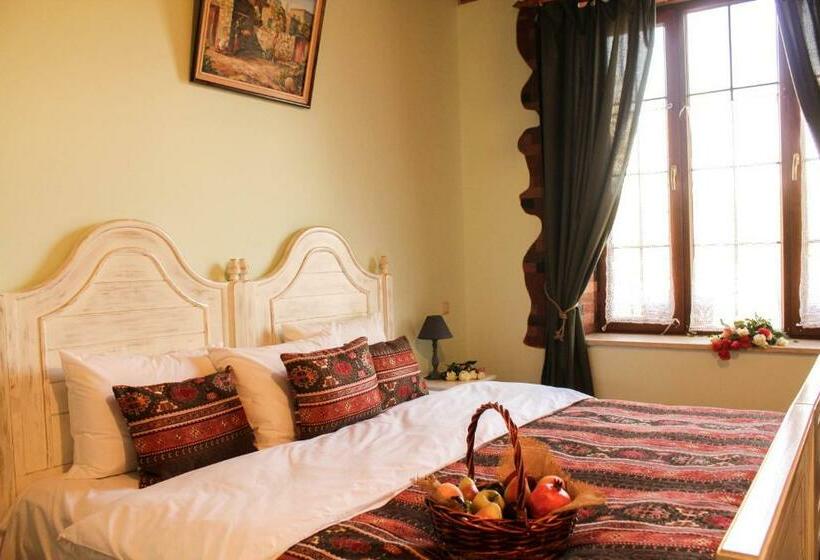 غرفة قياسية مطلّة علي حمام السباحة, Garni Hinyard