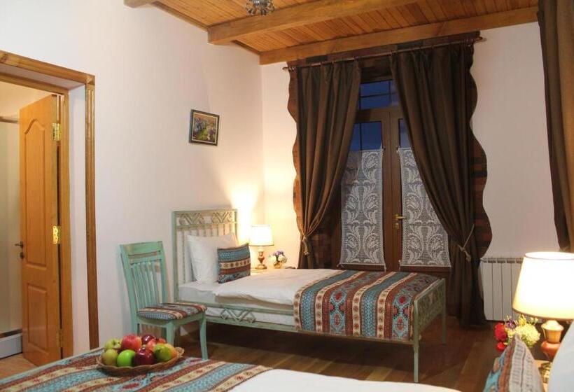 Номер Стандарт с Балконом, Garni Hinyard
